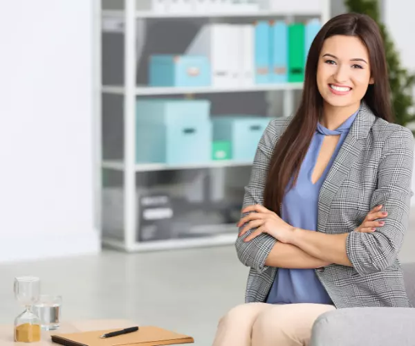 Mujer joven de aspecto amable