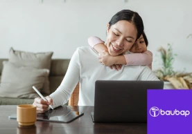 Mama e hija felices frente a una PC