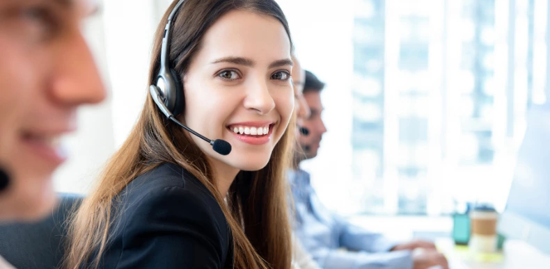 Una mujer joven operadora de call center