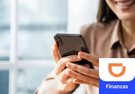 Una mujer utilizando un smartphone