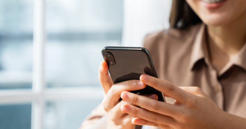 Mujer utilizando un smartphone