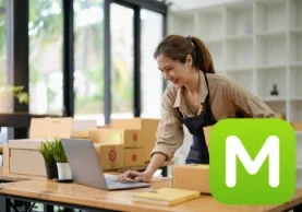 Una mujer emprendedora revisando su inventario