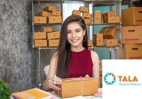 Mujer joven empacando cajas